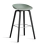 HAY - About A Stool AAS 32 H 85 cm, sortlakeret eg / rustfrit stål / efterårsgrøn 2. 0 (plastglider)
