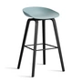 HAY - About A Stool AAS 32 H 85 cm, sortlakeret eg / sort stål / støvet blå 2. (plastglider)