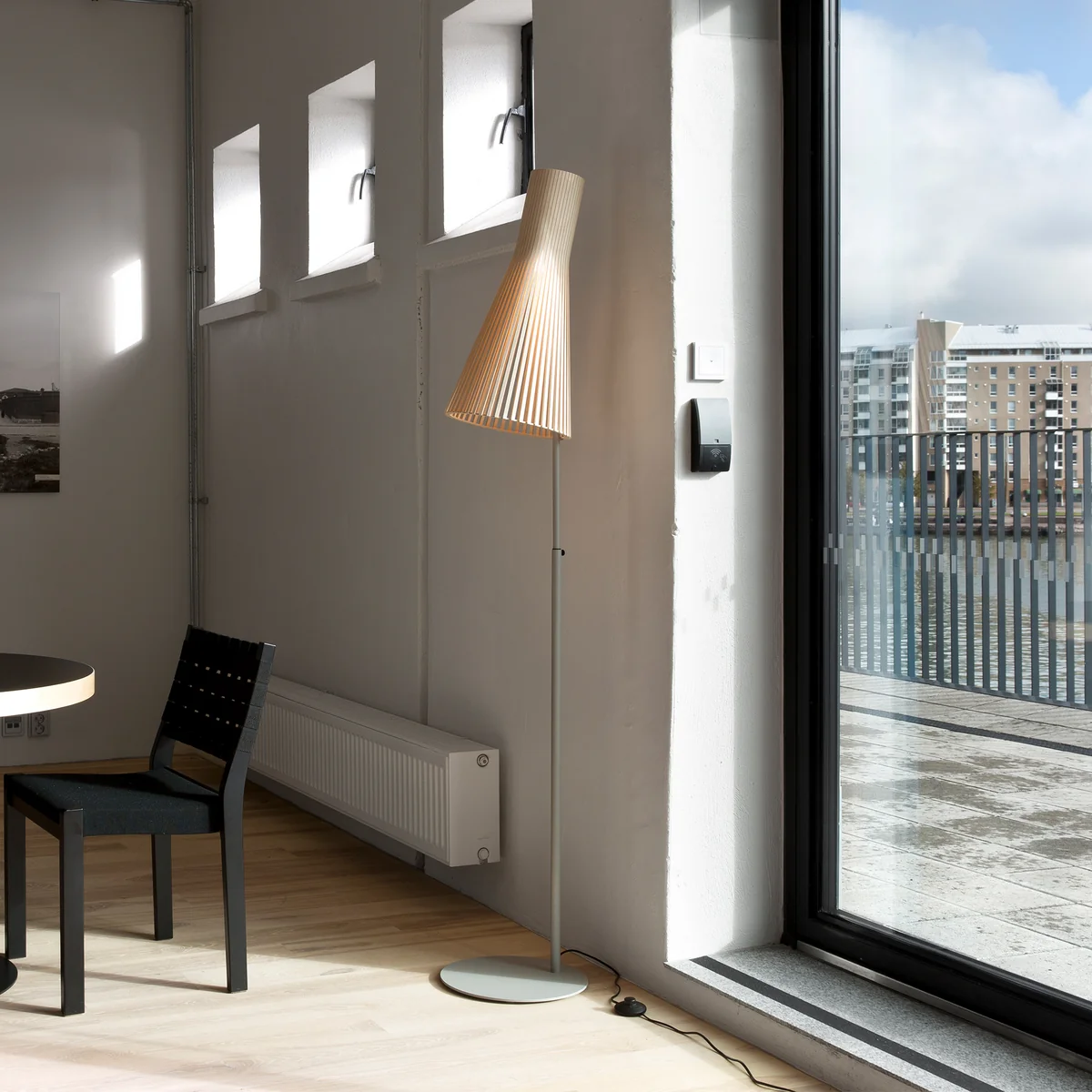 Secto 4210 gulvlampe fra Secto i bjørk