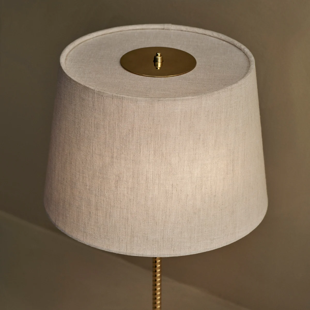 Gubi -9205-bordlampe-lærred-messing-A1