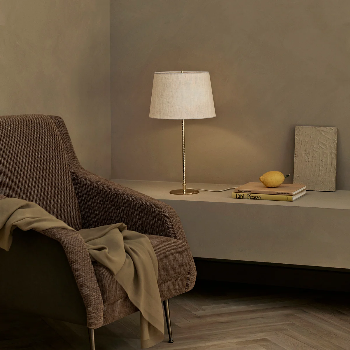 Gubi -9205-bordlampe-lærred-messing-A2