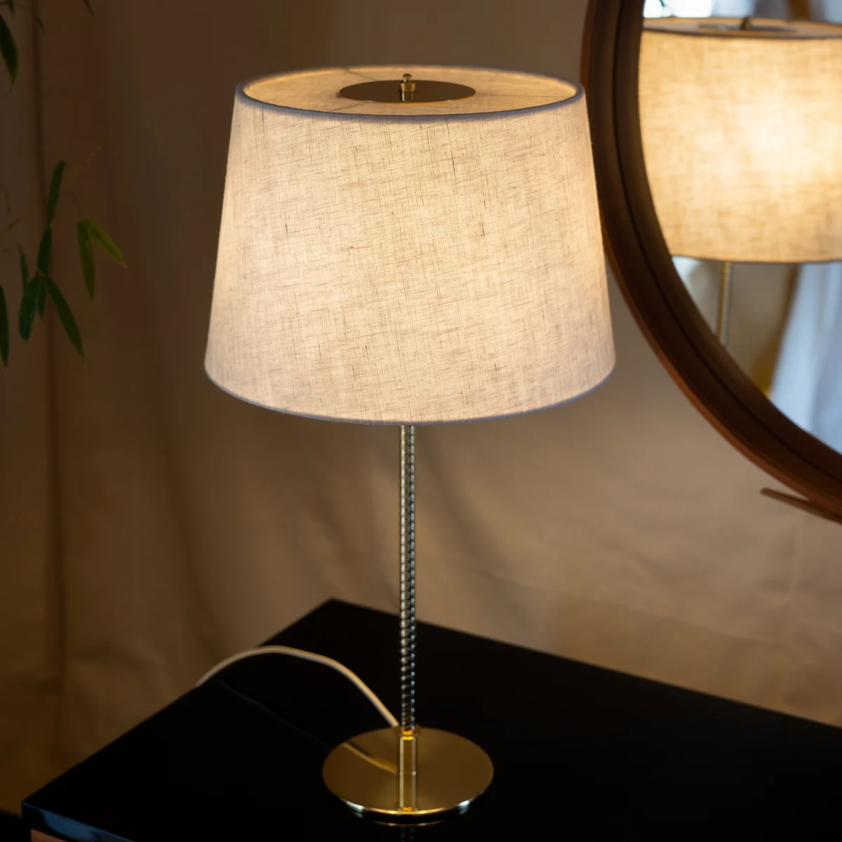 Gubi -9205-bordlampe-lærred-messing-A3