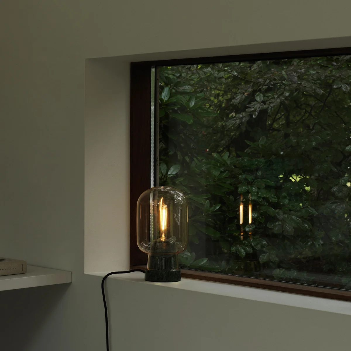 Amp bordlampe, marmorgrøn/guld af Normann Copenhagen