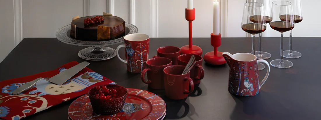 Hvert år, i tide til jul, bringer Iittala nogle af de mest populære bordservice og borddekorationer i festligt rødt på markedet.