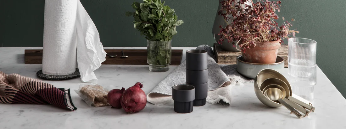 Hvis du er på udkig efter funktionelt design med et legende touch, har du helt ret i Ferm Living. Designkøkkenets køkkenkollektion er derfor lige så forskelligartet, elegant og praktisk som de andre designgenstande fra den danske producent.