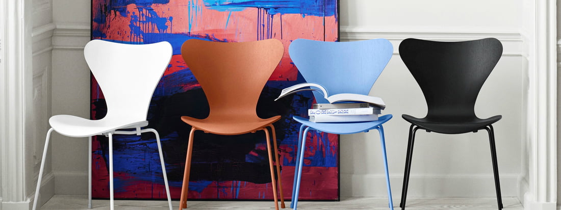 Tal R har givet serie 7-stolen designet af Arne Jacobsen et nyt look: monokrom, fra top til tå i én farve, designerstolene fra Fritz Hansen fås nu - i sort, hvid, Chavalier Orange og Trieste Blue .