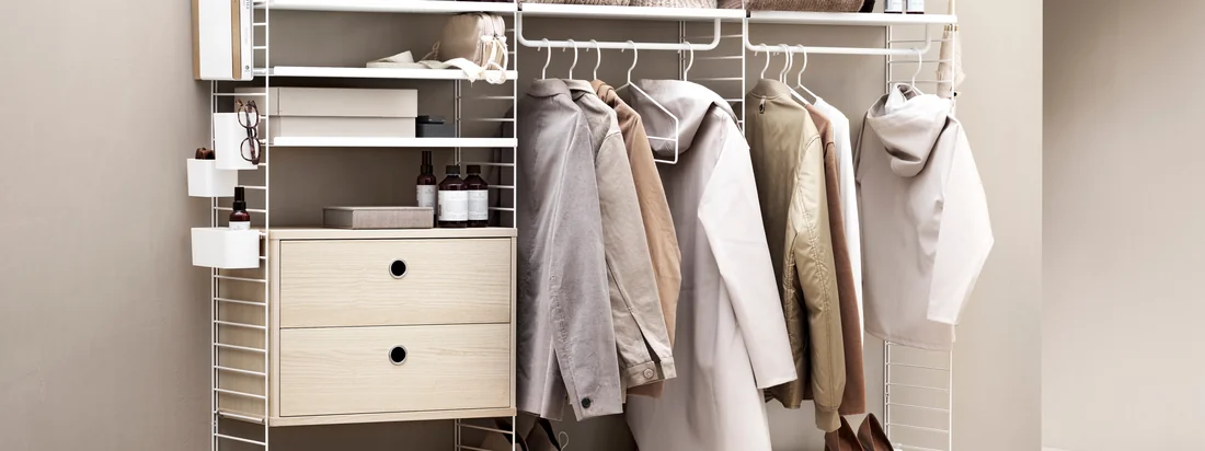 Strings reolsystem giver masser af opbevaringsplads til tøj og andre ting. I en trendy beige tone er reolsystemet særligt indbydende.