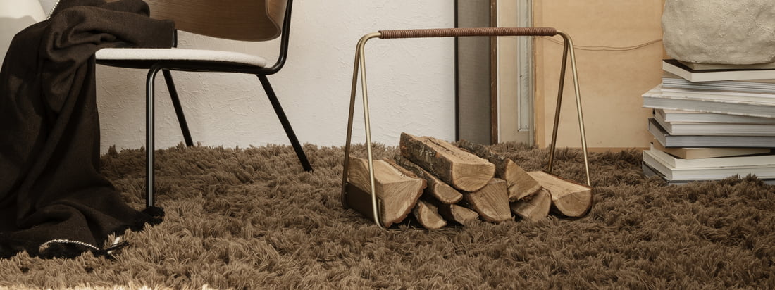 Eng shaggy gulvtæppe fra ferm Living in the ambience view. Det fluffede designertæppe i mørk beige giver stuen varme og form.