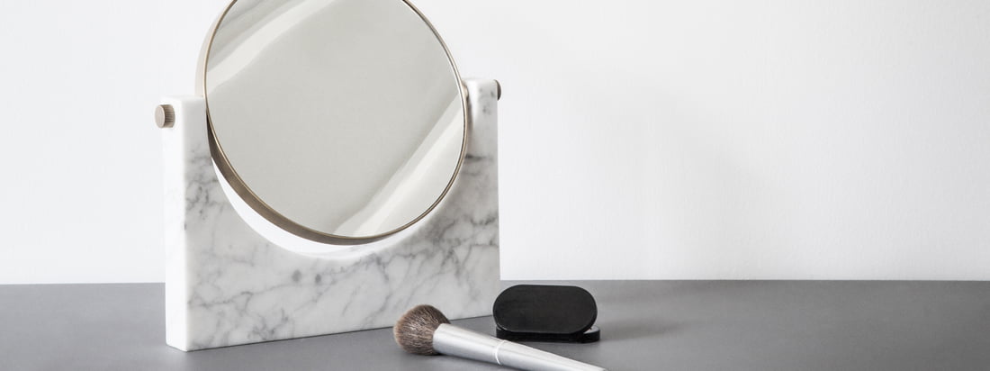 Omgivende billede af Pepe Marble Mirror fra Menu. Spejlet præsenterer sig selv i en tidløs form og er ideel som makeup-spejl på badeværelset.