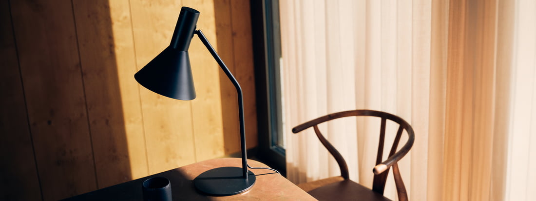 Lyss lampen er designet af designeren Toni Rie, designchef i Frandsen, og er tidløs og praktisk. Lampeskærmen kan bevæges frit via leddet mellem skærm og arm, selve lampen er forsynet med et stilfuldt tekstilkabel.