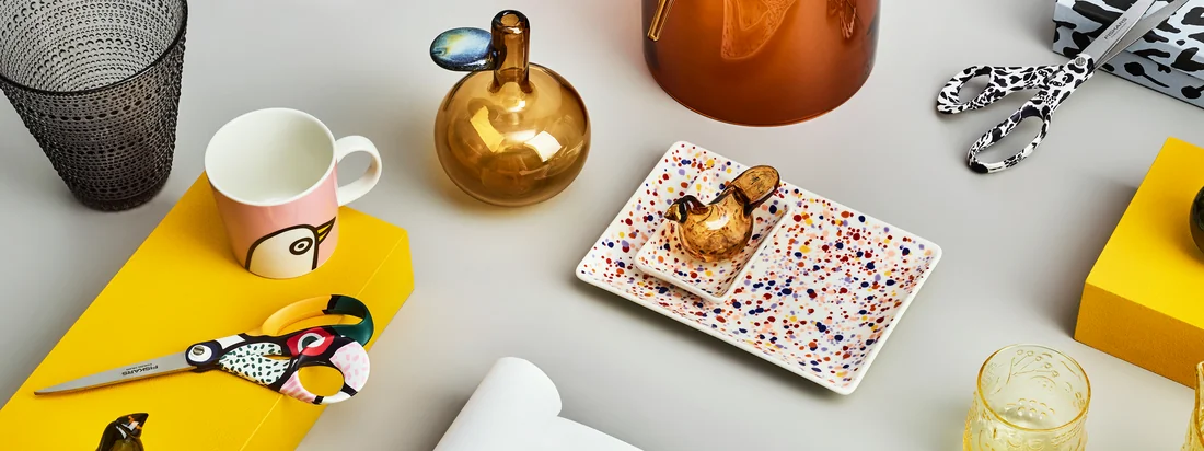 Den muntre Oiva Toikka -kollektion fra Iittala indeholder en række forskellige produkter med talrige legende mønstre, der kan kombineres på vidunderlig vis.