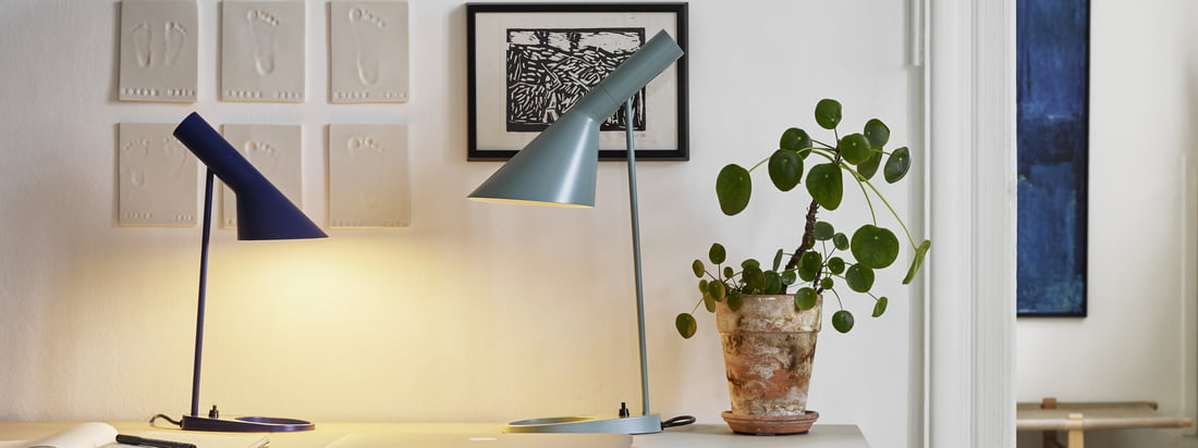 AJ bordlampe af Louis Poulsen i atmosfæren. Den lille og større designer bordlampe kan kombineres på skrivebordet uden at tage meget plads.