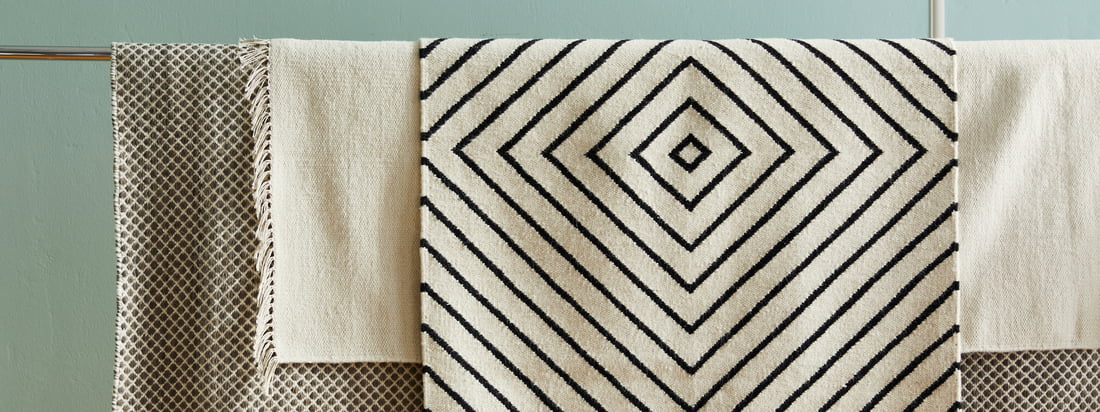 Kelim tæpperne inspirerer med deres bløde, behagelige materiale og deres optiske karisma. Kelim præsenterer individuel mangfoldighed på naturmaterialer til ethvert boligrum.