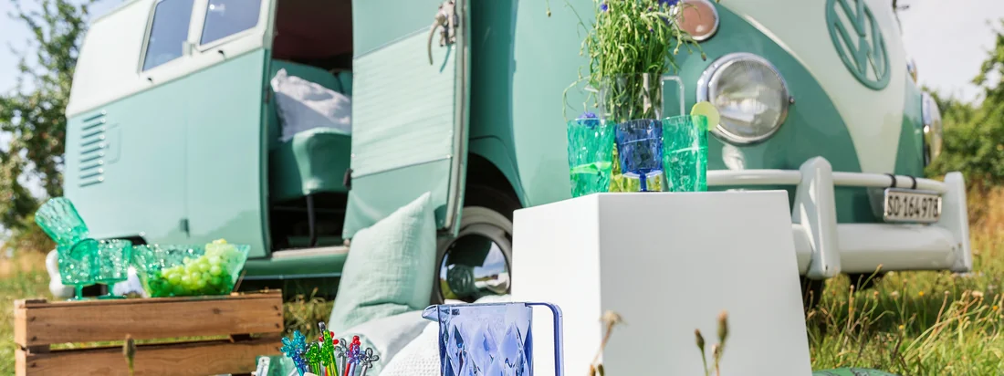 På varme sommerdage inviterer Koziol – Crystal kollektionen – her i blåt og klart glas bestående af karaffel, drikkeglas og salatskål – dig til at slappe af udenfor og nyde en salat eller kolde drikke.