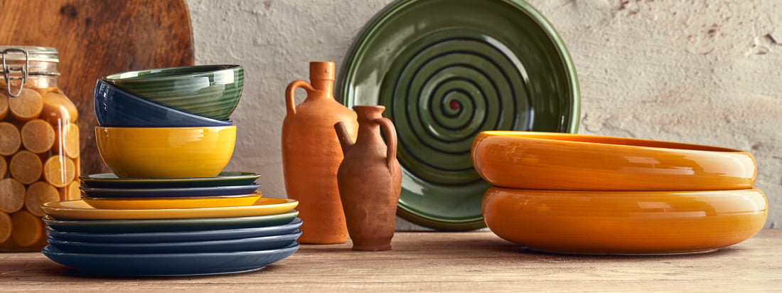 Den nye Colore servicekollektion er inspireret af Kählers stolte tradition for håndværk og keramikerne, der lavede de allerførste skåle, kopper og tallerkener i Kählers originale keramikværksted.