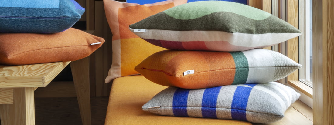 Tæpper og puder gør ethvert hjem rigtig hyggeligt. At lege med forskellige tekstiler bringer en hjemlig atmosfære til selv det mest minimalistiske rum.