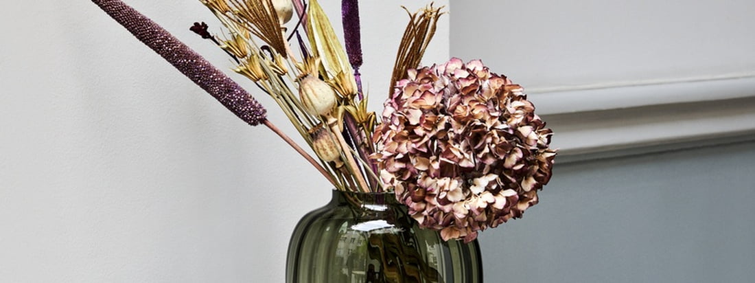 I en blanding af materialer, men med en enkel form, ser vaser ikke kun imponerende ud med en buket blomster, men kan også stå alene som et statement.