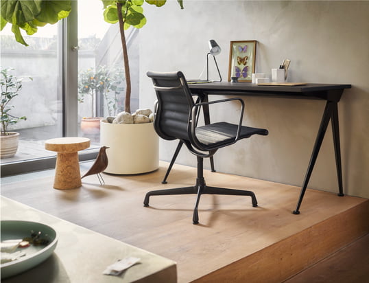 Med matchende kontormøbler kan arbejdsdokumenter arrangeres bedre, og søgetider minimeres, ergonomisk formede kontorstole og et højdejusterbart skrivebord understøtter en sund holdning hos medarbejderne.