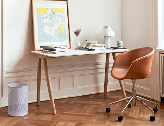 Med matchende kontormøbler kan arbejdsdokumenter arrangeres bedre, og søgetider minimeres, ergonomisk formede kontorstole og et højdejusterbart skrivebord understøtter en sund holdning hos medarbejderne.