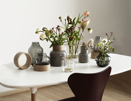 Her kan du finde skåle, lysestager, vaser og andre ting, der dekorerer dit bord.