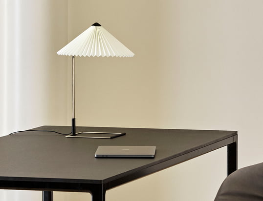 Matin LED-bordlampen fra Hay i stemningsudsigten: Bordlampen med sin foldede skærm er særlig god som en læselampe ved siden af sengen.