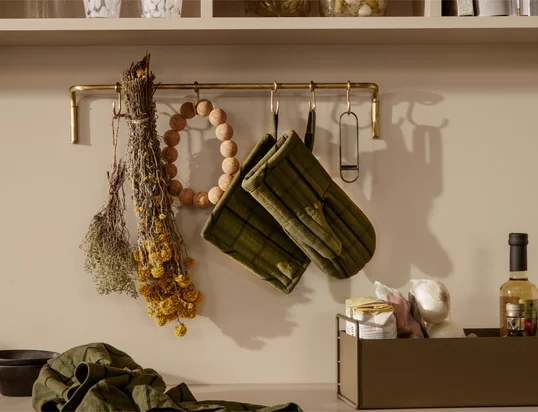 Hale-ovnhandskerne fra ferm Living i stemningsudsigten: De mønstrede handsker beskytter fingrene stilfuldt mod varme gryder og pander og kan simpelthen hænges på løkken.
