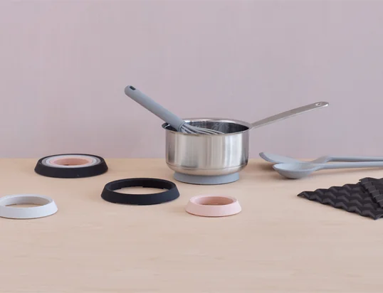 Place-It coasterne fra Rig-Tig by Stelton i stemningsvisningen: De stilfulde coasters beskytter spisebordet optimalt mod varme gryder og pander i forskellige størrelser.