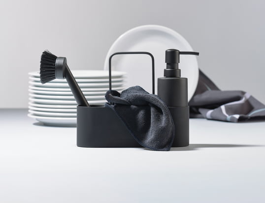 Opvaskesættet med renseklud fra Zone Denmark i stemningsudsigten: Det stilfulde opvaskesæt med monokrom look passer perfekt ind i ethvert køkken.