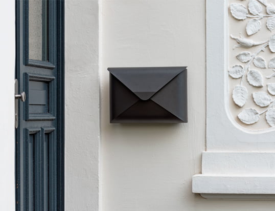 Stemningen i brevkassen letterwunder fra Dwenger: Den unikke brevkasse i konvolutform er et absolut blikfang på enhver husfacade.