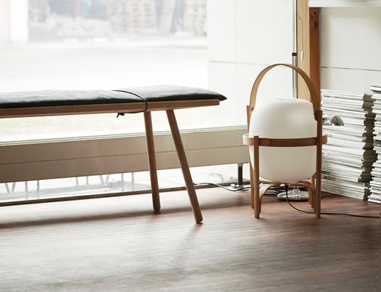 Georg-bænken fra Skagerak i stemningsudsigten: Den elegante bænk er yderst praktisk i hverdagen og kan perfekt kombineres med en lampe placeret på gulvet.