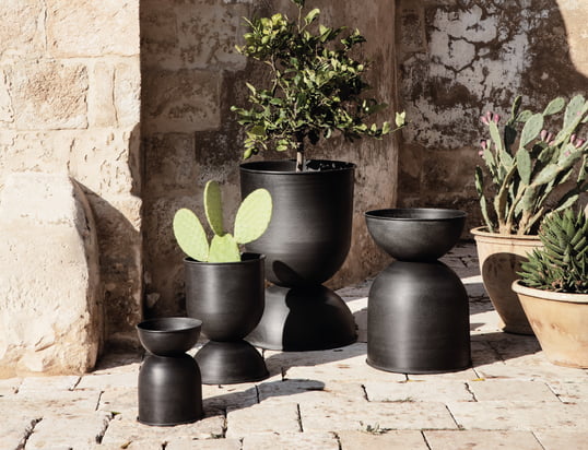 Find et stort udvalg af udendørs plantekasser i vores Connox online shop.