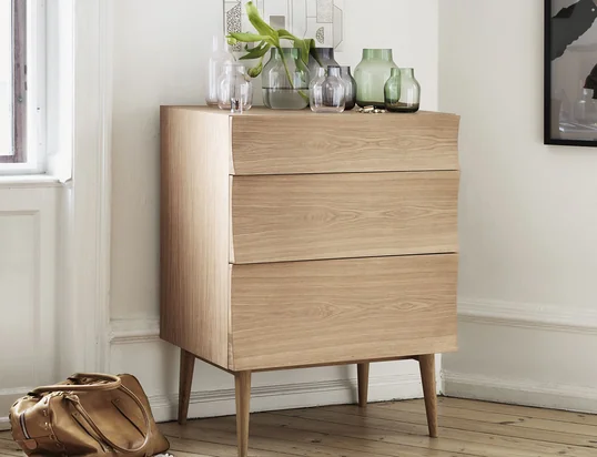 Reflect fra Muuto, som er en klassisk trækommode, kan nemt kombineres med moderne materialer og farver. Men den er også flot sammen med bløde farver.