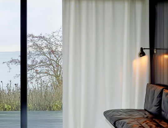 Ready Made Curtain fra Kvadrat fås i rød, blå, hvid, beige og turkis. Og i to forskellige stoffer: varm, hyggelig uld eller det højteknologiske Trevira CS-stof.