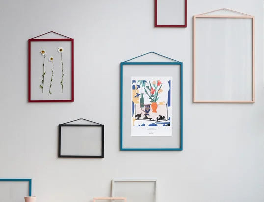 Frame billedrammerne fra Moebe har ikke en klassisk bagvæg, hvilket gør helhedsindtrykket luftigt, let og dekorativt gennemsigtigt.