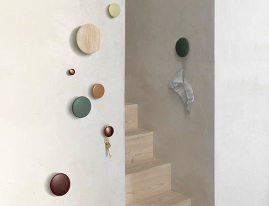 Vægkrogene "The Dots" fra Muuto i stemningsvisningen: Vægkrogene garanterer et sikkert og stilfuldt hold til tøj, tasker og tilbehør i gangen.
