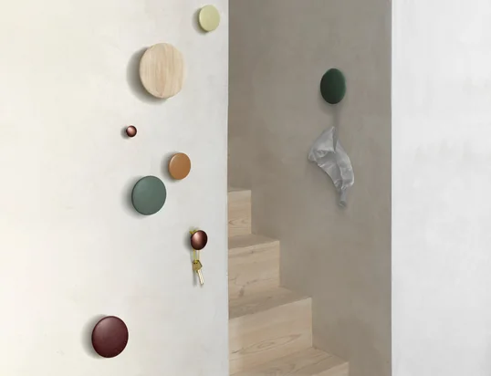 Vægkrogene "The Dots" fra Muuto i stemningsvisningen: Vægkrogene garanterer et sikkert og stilfuldt hold til tøj, tasker og tilbehør i gangen.