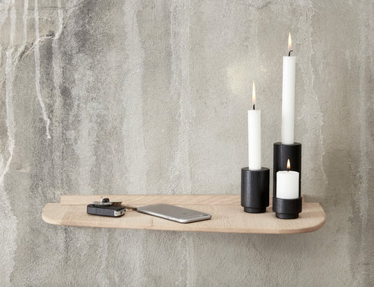 Create Me fyrfadsstager fås i forskellige størrelse og er det perfekte match til lysestagerne. Create Me lysestagerne i sort passer godt til hylden fra Andersen Furniture.