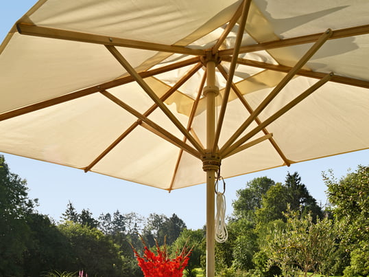 Skagerak-parasollen af høj kvalitet fås i flere størrelser, former og materialer. Under paraplyens hvide sejl kan du finde beskyttelse mod solen på varme sommerdage.