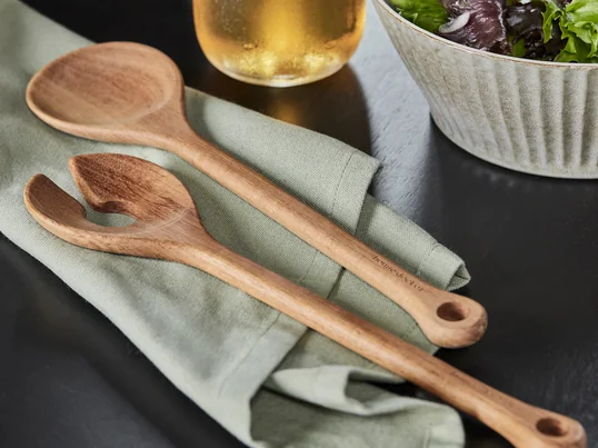Alfredo salatbestikket blev designet af Alfredo Häberli som en del af Alfredo kollektionen for Georg Jensen. Det er lavet af eg og enderne er dækket af elegante plader i rustfrit stål.