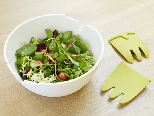 Hands On salatskålesættet fra Joseph Joseph kombinerer design og funktionalitet. Hands On skålen har indbygget salatbestik udformet som to udstrakte hænder.
