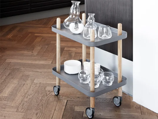 Takket være sine fire hjul er Normann Copenhagen Block sidevogn et mobilt sidebord med et let og luftigt look. Designet kommer fra Simon Legald.