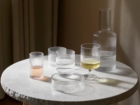 Dette sæt med fire mundblæste glas fra Ripple serviseserien fra ferm Living er kendetegnet ved en smuk ribbet overflade og et individuelt look, fordi - hvert af glassene i sættet har en forskellig form.