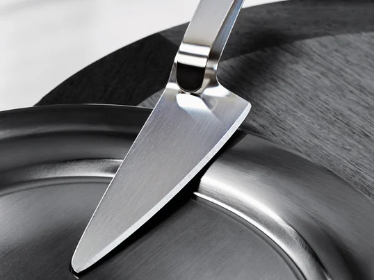 Kagekniven/serveringen er designet af Erik Magnussen for Stelton, så du kan skære og servere dine kager og tærter i ét trin.