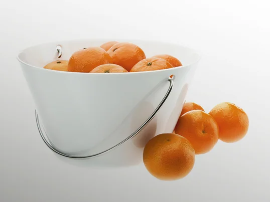 Porcelænsskålen fra Eva Solo blev designet af Claus Jensen og Hendrik Holbæk fra Tools Design. Den kan med sit dekorative og praktiske håndtag nemt tages med rundt. 
