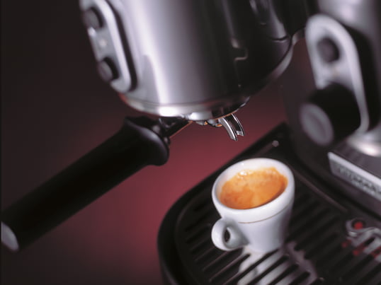 Artisan espressomaskinen laver på et øjeblik en perfekt cappuccino eller espresso i italiensk stil til dig. Maskinen imponerer sine brugere med sit karakteristiske KitchenAid-design.