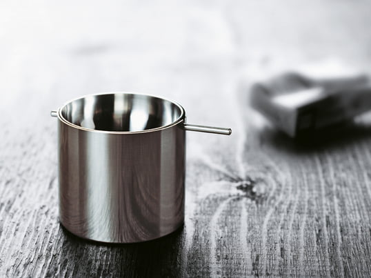 Askebægerets elegante cylindriske form er elegant og tidløs og passer til enhver lejlighed. Ved at vippe skålen falder cigaretter og aske ned i cylinderen og er skjult lugtfast.