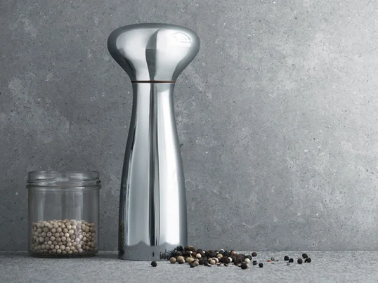 Alfredo salt- og peberkværnene fra Georg Jensen er kendetegnet ved deres dynamiske, men enkle look. Kombineret med funktionalitet og egnethed til hverdagsbrug kan de bruges fleksibelt.