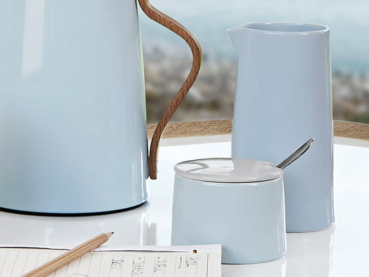 Fuldend kaffe- og tebordet med sukkerskålen og termokanden fra Steltons Emma-serie. Stelton laver Emma-serien af porcelæn og den tåler selvfølgelig opvaskemaskine.