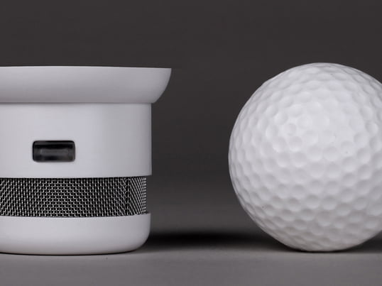 En røgalarm, som er mindre end en golfbold. Men det er ikke størrelsen, der er unik: Den er fuldstændig diskret takket være sit design, uanset hvor den monteres.