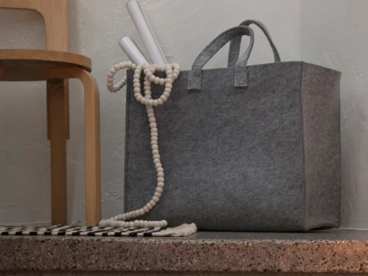 Iittala Meno tasken er først og fremmest kendetegnet ved sine mange anvendelsesmuligheder og praktiske detaljer. Tasken har alt, hvad man kunne ønske sig. Polyesterfilten gør tasken ekstremt holdbar og let og samtidig pæn at se på.